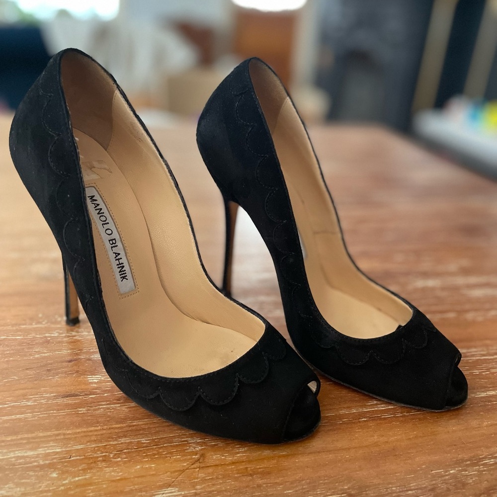 Manolo Blanik black suede pumps with sweet scallop detail